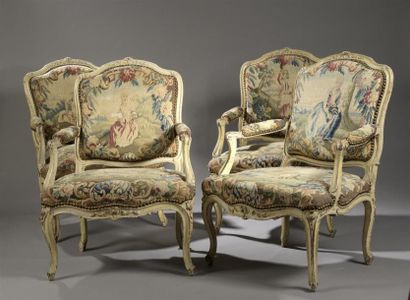 null Suite de quatre larges fauteuils, estampillés L. Mayeux, d'époque Louis XV
En...
