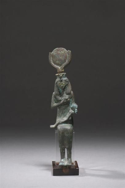 null Statuette Égypte, Basse ÉpoqueReprésentant la déesse Isis assise allaitant Horus...