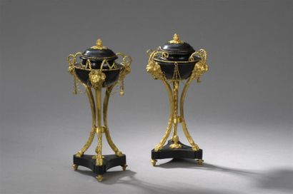 null Paire de vases couverts de la fin de l'époque Louis XVI
En bronze patiné noir...