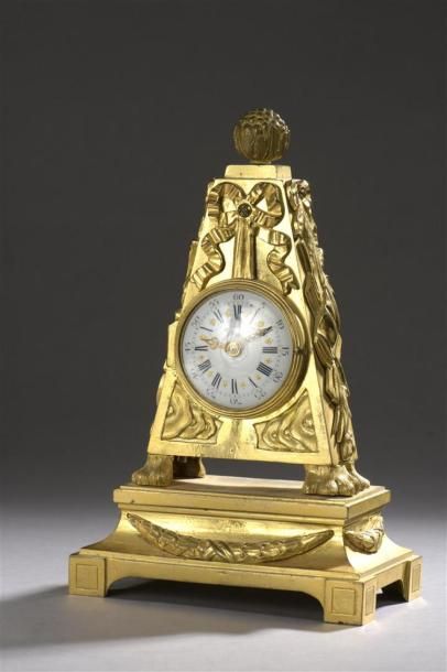 null Pendule d'époque Louis XVI
En bronze doré et ciselé, à décor d'obélisque enserrant...