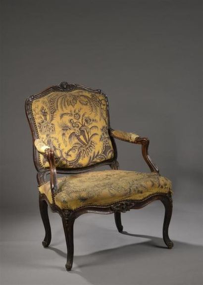 null Large fauteuil à dossier plat estampillé I Avisse, d'époque Louis XV
En bois...