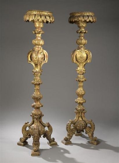 null Paire de torchères de style Louis XIV, vers 1860
En bois sculpté et doré, à...
