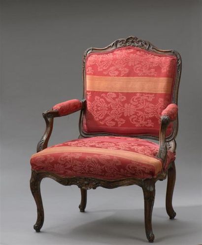 null Large fauteuil à la Reine en bois mouluré et sculpté d'époque Louis XV
À décor...