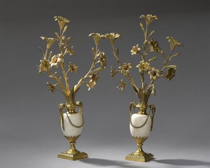 null Paire de vases, fin de l'époque Louis XVI
En marbre blanc, bronze ciselé et...