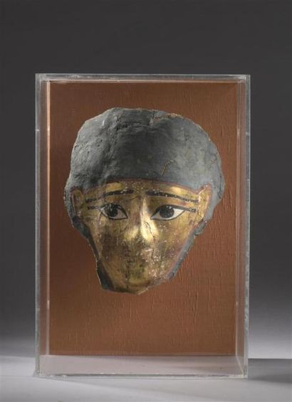 null Grand masque anthropomorphe polychrome et doré en toile stuquée, Égypte, époqueptolémaïque
Restaurations...