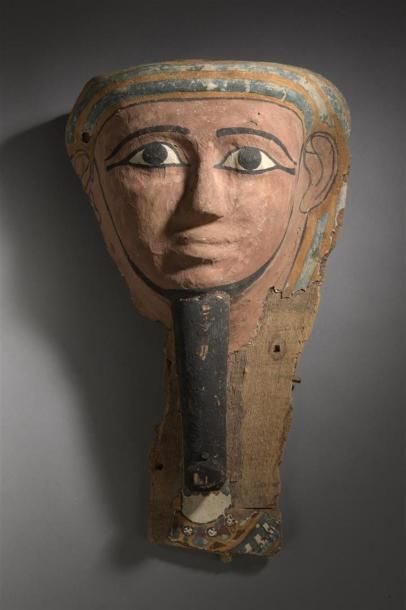 null Grand masque anthropomorphe 
provenant d'un couvercle de sarcophage, Égypte,...