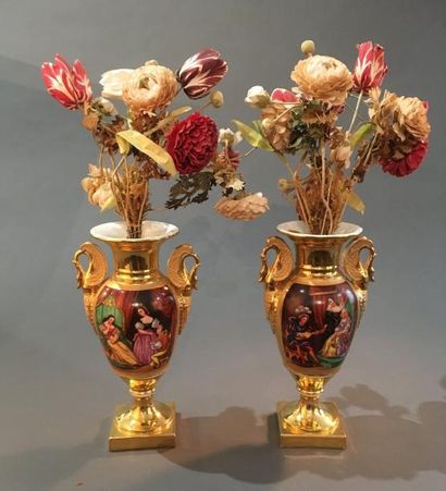null Paris , paire de vases en porcelaine or
à décor polychrome de personnages sur...