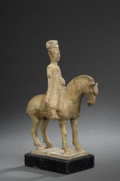 null Statuette de cavalière en terre cuite émaillée crème 
Chine, début de la dynastie...