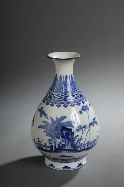 null Vase Yuhuchunping en porcelaine bleu blanc 
Chine, début du XXe siècle
Piriforme,...