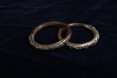 Deux bracelets en bambous et métal argenté...