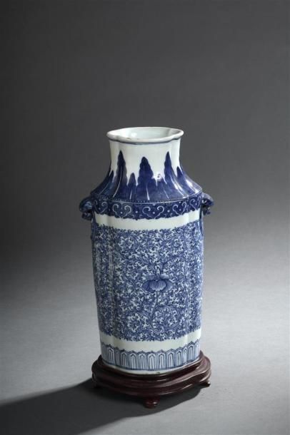 Vase en porcelaine bleu blanc , Chine, fin...