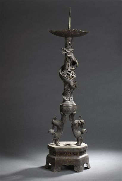 null Grand chandelier en bronze 
Chine du Sud, fin du XIXe siècle
A décor d'un grand...