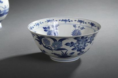 null Grand bol en porcelaine bleu blanc 
Chine, époque Kangxi (1662-1722)
La bordure...