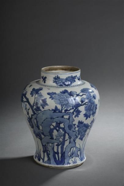 Potiche en porcelaine bleu blanc Chine, XVIIIe...
