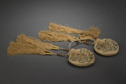 null Paire de bourses en soie brodée de fils métalliques 
Chine, époque Guangxu (1875-1908)
A...