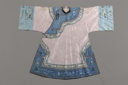 null Quatre robes de femmes en soie brodée 
Chine, dynastie Qing, époque Guangxu...