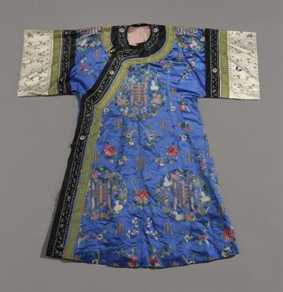 null Quatre robes de femmes en soie brodée 
Chine, dynastie Qing, époque Guangxu...