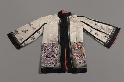 null Quatre robes de femmes en soie brodée 
Chine, dynastie Qing, époque Guangxu...