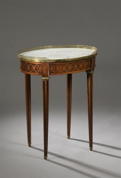null Table de salon de style Louis XVI, vers 1880
La ceinture à décor d'une frise...