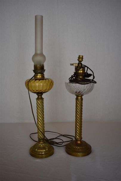 null Deux lampes à pétrole en cuivre repoussé d'époque Napoléon III.
Les fûts à colonne...