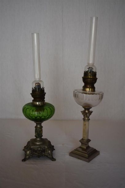 null Deux lampes à pétrole en verre, fin XIXe siècle.
Monture en régule.
H. 62 c...