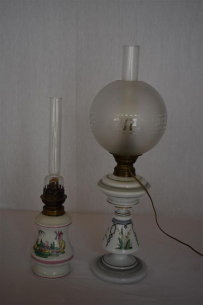 null Deux lampes à pétrole en porcelaine l'une à décor chinois l'une autre en opaline...