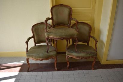 null Suite de trois fauteuils en bois naturel mouluré et sculpté estampillés AN DELAPORTE,...