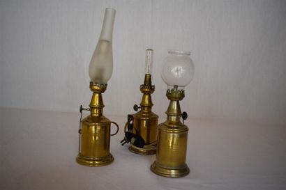 null Trois lampes pigeons en cuivre étamé, monté à l'électricité, vers 1900. 
H....