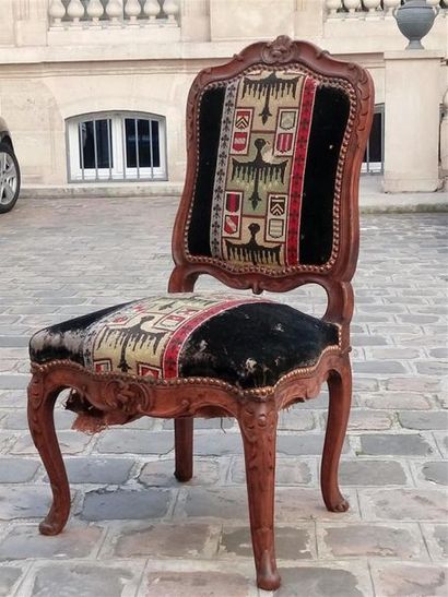 null Chaise chauffeuse en bois naturel mouluré travail lyonnais d'époque Louis XV...