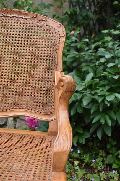 null Deux fauteuils en bois mouluré et sculpté, l'un du début de l'époque Louis XV,...