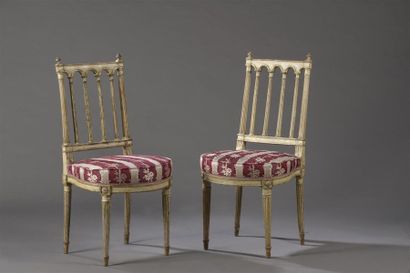 null Paire de chaises en bois mouluré et sculpté d'époque Louis XVI
À dossier ajouré...