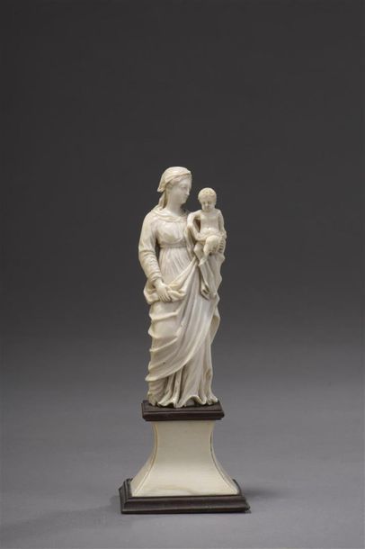 null Vierge à l'Enfant en ivoire sculpté en ronde-bosse, Dieppe, fin du XVIII e siècle
Socle...