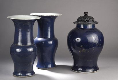null Garniture en porcelaine à fond bleu poudré et décor or Chine, XVIIIe-XIXe siècle
Composée...