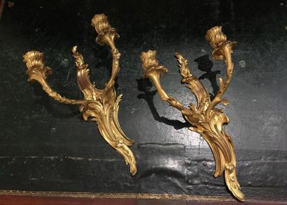 null Paire d'appliques en bronze doré de style Louis XV, vers 1900.
À deux bras de...