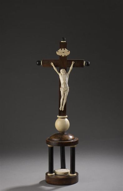 null Crucifix avec Christ en ivoire, début du XIXe siècle
Croix reposant sur une...