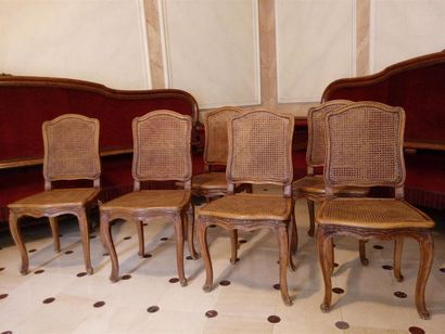 null Suite de six chaises cannées en bois naturel d'époque Louis XV
A dossier plat,...