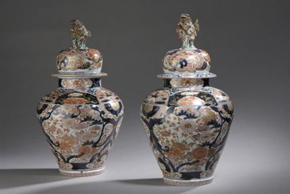 null Paire de potiches couvertes japonaises à décor Imari, XVIIIe siècle
En porcelaine;...
