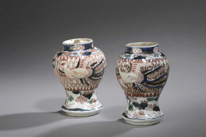 null Paire de vases japonais en porcelaine à décor de grues dan sle style Imari....