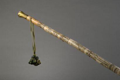 null Bâton d'apparat en roseau gravé, XVIIIe s.
Pommeau en bronze doré.
H. 126 c...