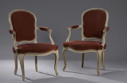 null Paire de fauteuils cabriolet estampillée C. Sené d'époque Louis XV
En bois mouluré...