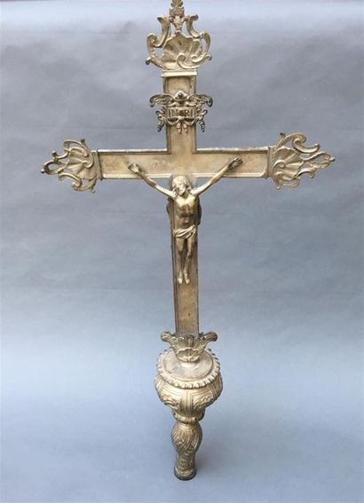 null Croix de procession, fin du XVIIIe siècle 
Bronze argenté 
H. 89 cm 