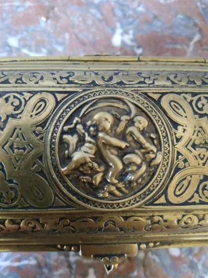 null Coffret en bronze doré du XIXe siècle
H. 10,5 L. 15,5 P. 8 cm