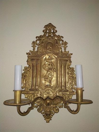 null Paire d'appliques en métal doré repoussé, de style Louis XIV, XIXe siècle
A...