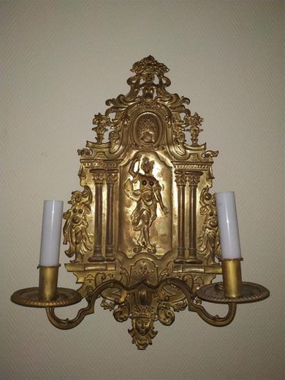 null Paire d'appliques en métal doré repoussé, de style Louis XIV, XIXe siècle
A...
