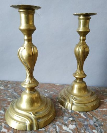 null Paire de flambeaux en bronze doré d'époque Louis XV
A décor mouvementé
H. 24...