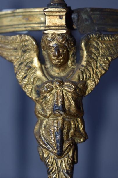 null Photophore en bronze ciselé à décor de sphinges ailées
XVIIème siècle
H. 13...