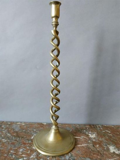 null Bougeoir en bronze, seconde moitié du XIXe siècle
A fût en spirale
H. 47,5 ...