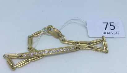 null Bracelet gourmette en or jaune 18K (750 ) rehaussé d'une ligne de diamants
taillés...