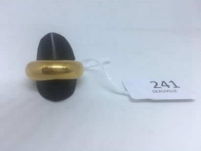 null Chaumet. Large anneau bombé en or jaune 18K (750 ) Signé, numéroté.
Poids brut...