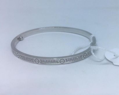 null Cartier. Bracelet Love en or blanc 18K (750 ) pavé de deux lignes de diamants
taillés...